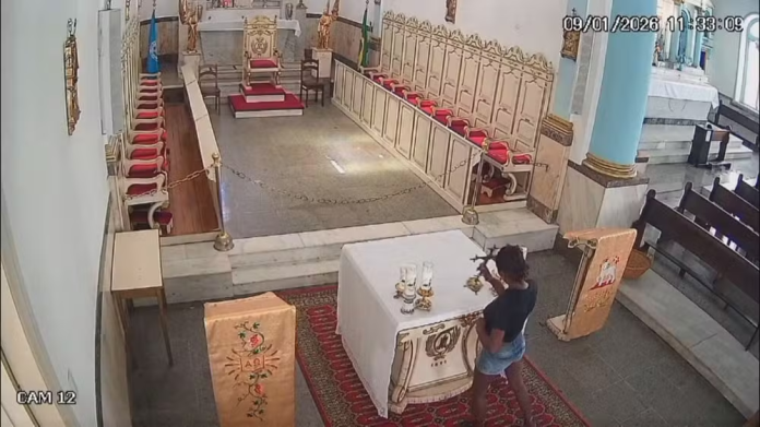 Câmeras de segurança flagram mulher roubando crucifixo de bronze em igreja de Niterói